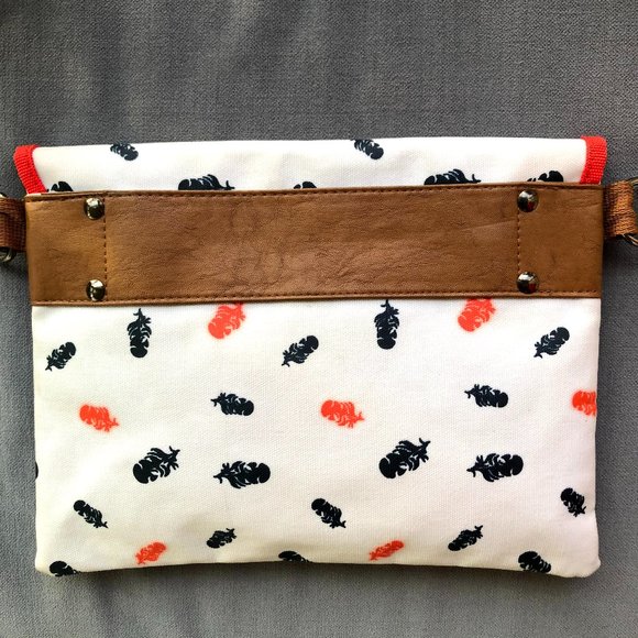 KAVU Crossbody Pouch w/removable Strap - Picture 3 of 6